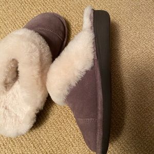 nuknuuk brand new size 8 slippers